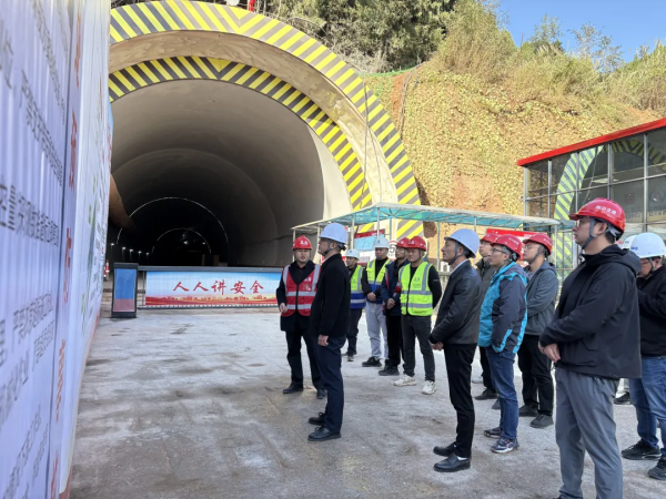 聚焦集成化施工 深化经验互鉴 ——达陕公司赴汉广LJ10元山隧道开展先进装备学习交流