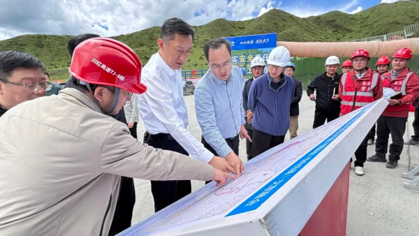 阿坝州州委常委、副州长郝新光赴川红高速TJ6项目部调研指导